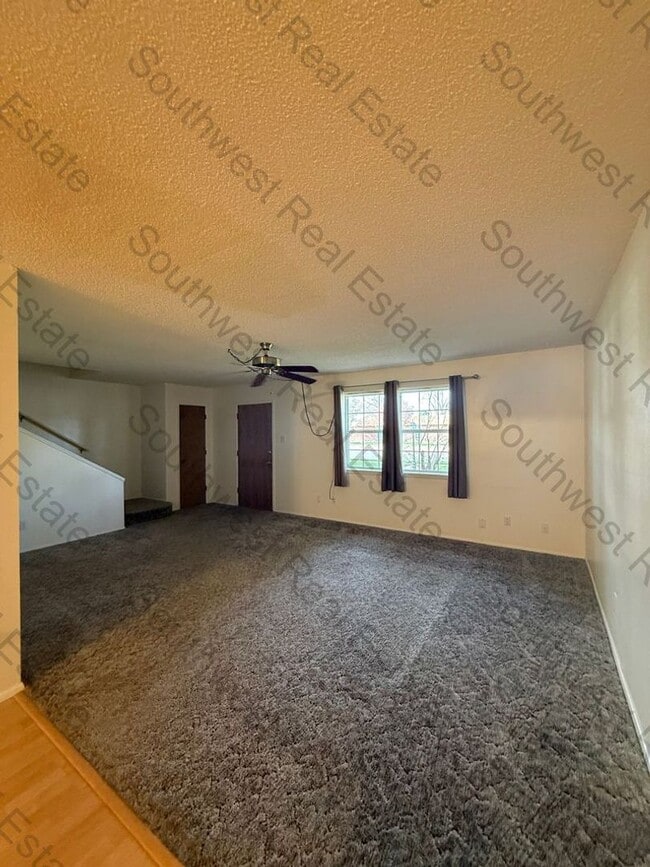 Building Photo - Spacious 2-bedroom 2 baths on the golf course!