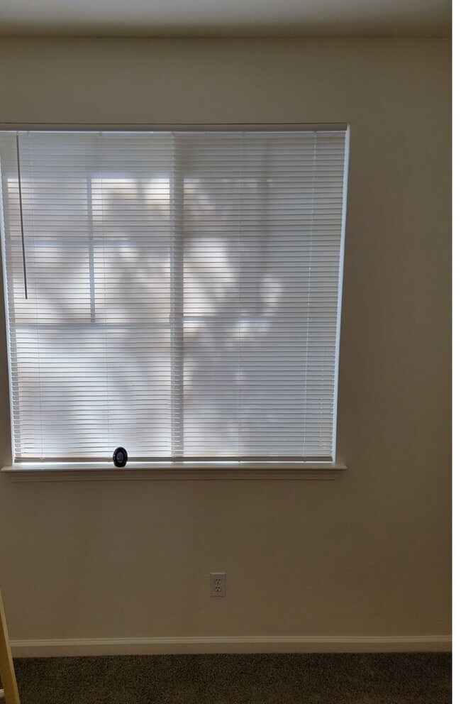 Building Photo - Lovely 3 bedrooms, 2 bathrooms located in ...