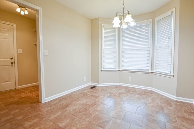 Building Photo - Pet Friendly Three Bedroom!