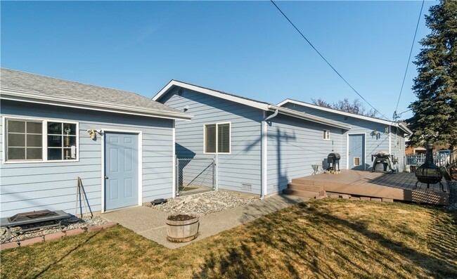 Building Photo - 526 E Wapato Ave