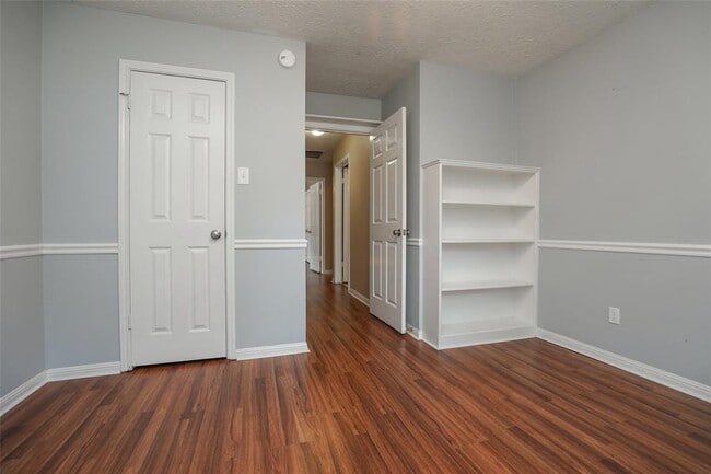 Building Photo - 22815 Red River Dr