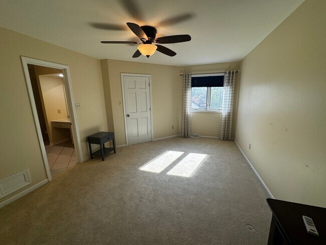 Building Photo - 3 bedroom,3.5bath.