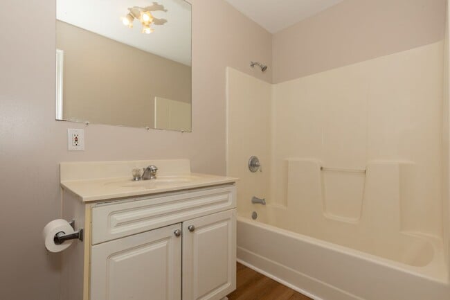 Building Photo - 3 bed/2 bath Single Family Home in Martins...