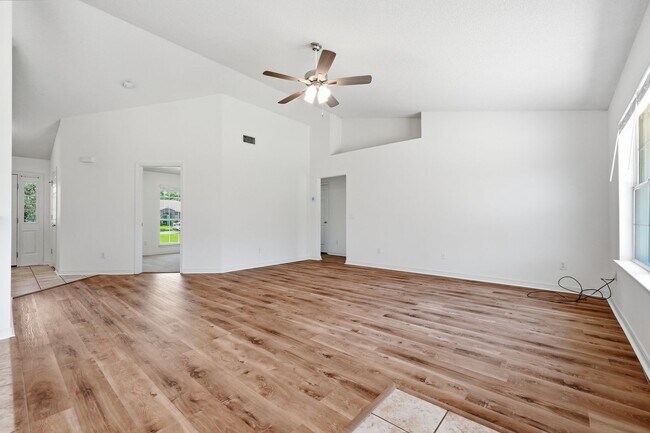 Building Photo - 2030 Hawthorne Dr
