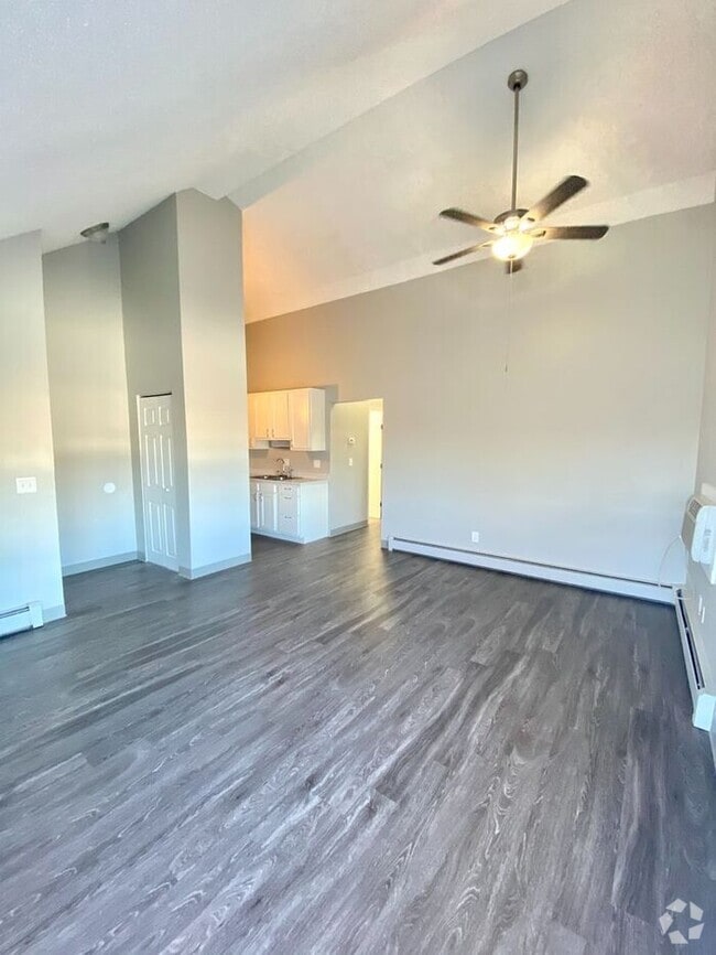 Building Photo - Recently Upgraded 2 Bedroom Apt Near Horse...