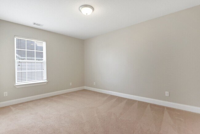 Building Photo - 4 Bed/2.5 Bath in Richmond Hill!