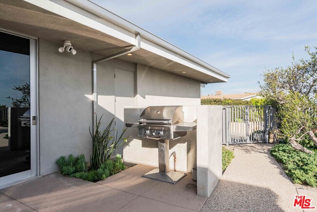 Building Photo - 686 Enchanted Way