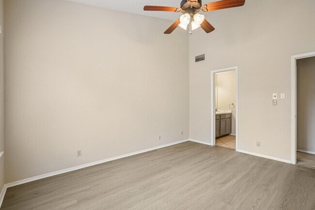 Building Photo - 807 W 25th St