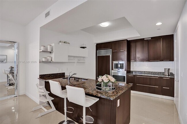 Building Photo - 15901 Collins Ave