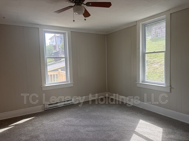 Building Photo - 614 Hart St