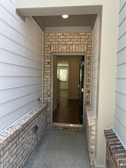 Building Photo - 2423 Livi Ln