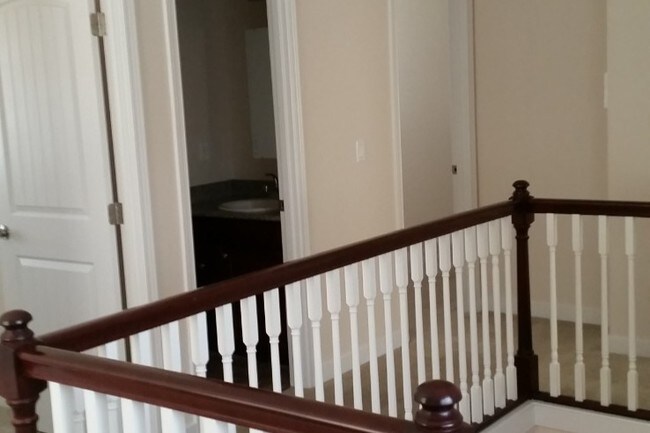 Building Photo - 725 Mt Hood Ave SW