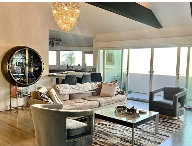 Building Photo - Azari PM-Juccuzi- half acre luxurious landscape-fully chic furniture -  massive lot , 18 fruit tr...