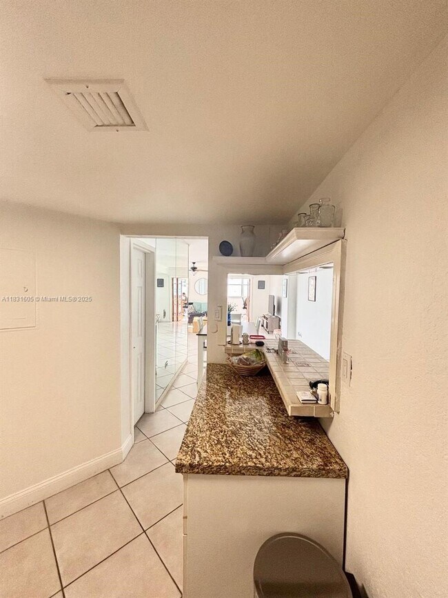 Building Photo - 999 Brickell Bay Dr