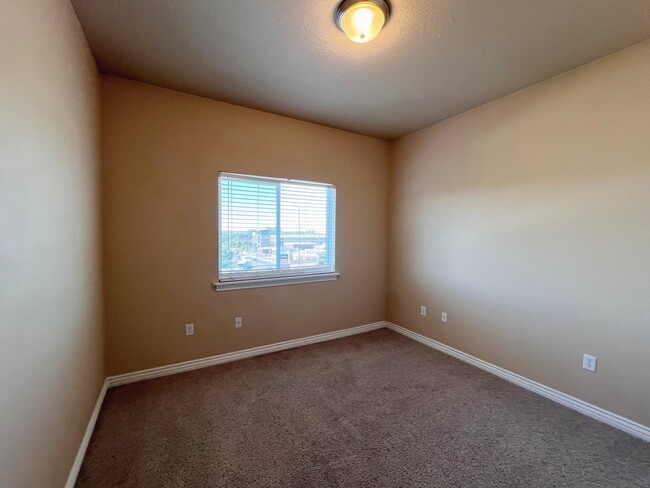 Building Photo - Beautiful Condo in Millcreek!