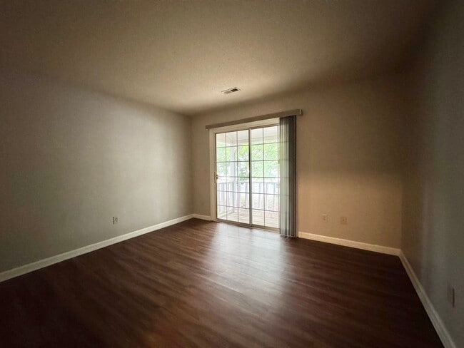 Building Photo - Charlestown Square Updated 2-Bedroom