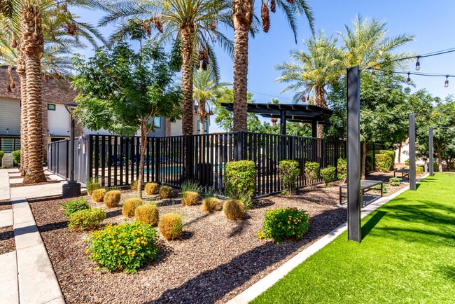 Building Photo - 165 E Lexington Ave