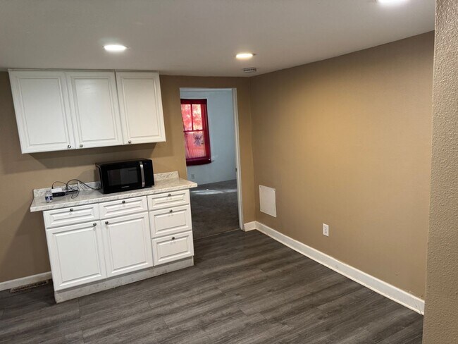 Building Photo - Newly Remodeled 3-4 bedroom Single family home
