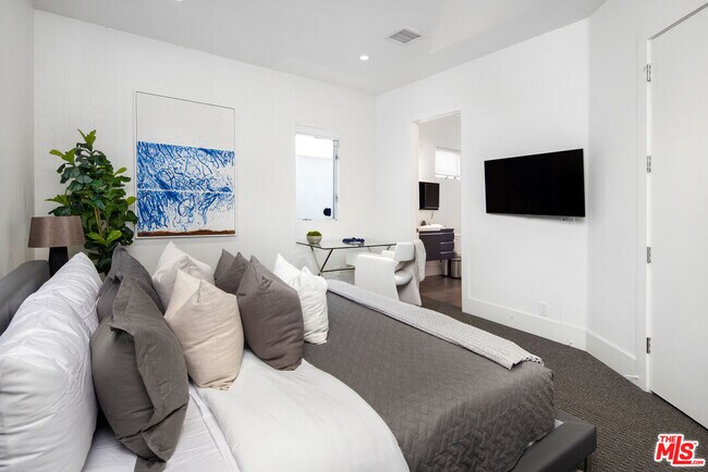 Building Photo - 2666 Hutton Dr