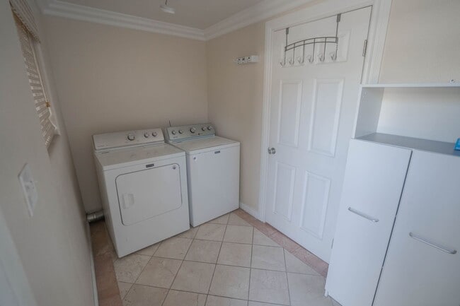 Building Photo - Double Primary Bedroom Home in Los Feliz.