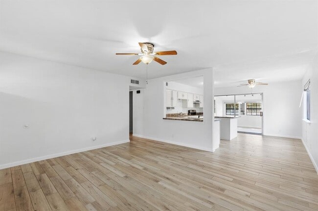 Building Photo - 1303 Barrington Dr