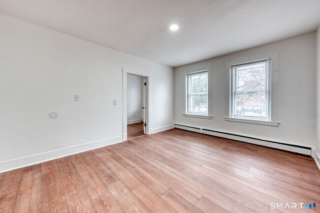 Building Photo - 152 Oak St