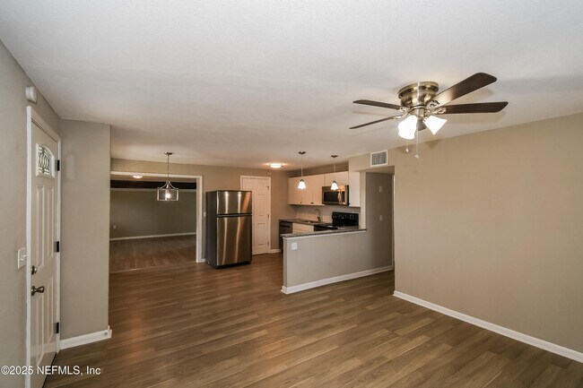 Building Photo - 335 Bonnlyn Dr