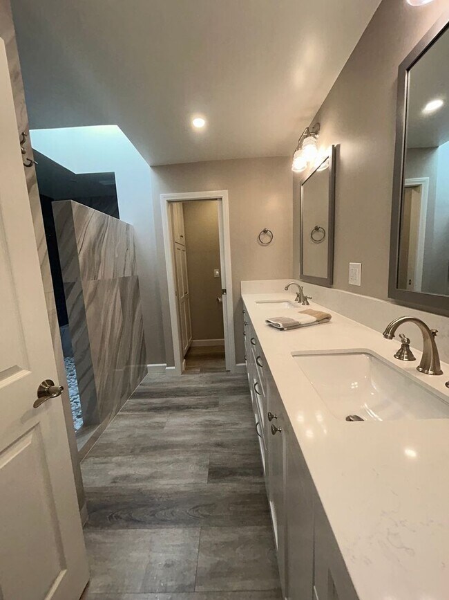 Building Photo - Beautiful 3 Bedroom 2 Bath condo!!