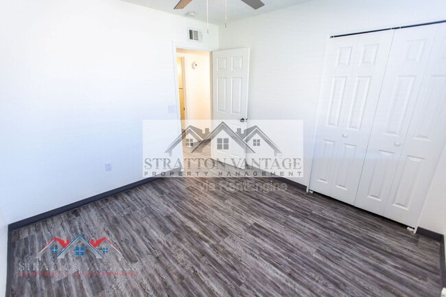 Building Photo - 2526 E Juanita Ave