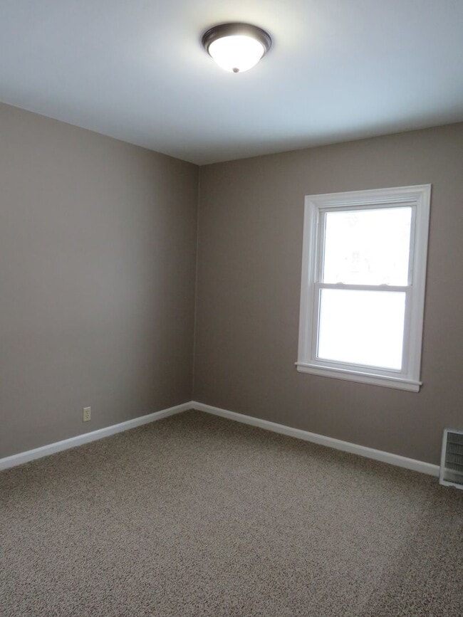 Building Photo - 3 Bedroom (1 non-egress) / 1 Car Garage located near the hospitals and colleges!