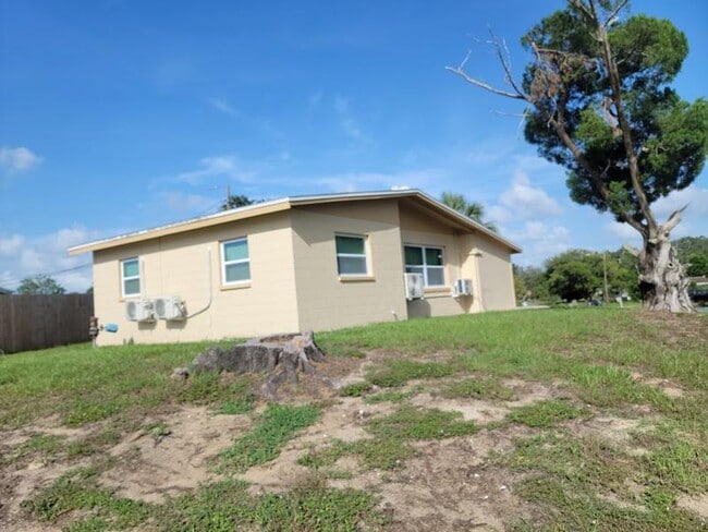 Building Photo - 1700 Chaucer Rd