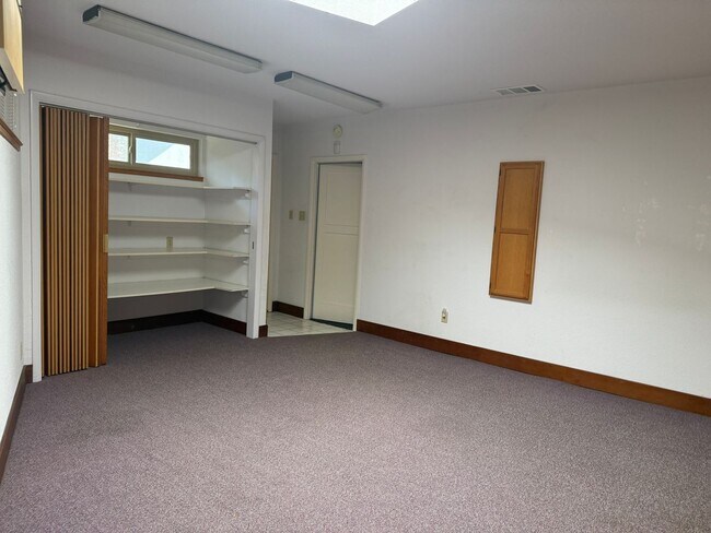Building Photo - 718 Linwood St