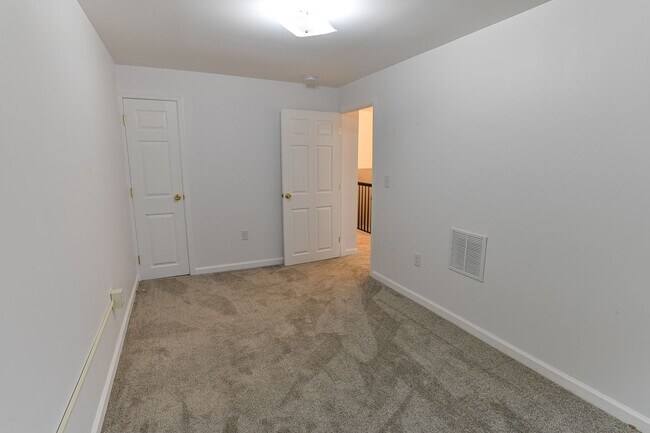 Building Photo - 3 Bedroom with Parking on Berryhill