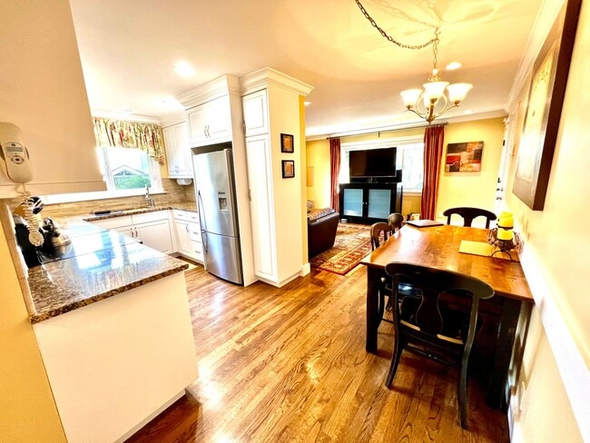 Building Photo - Available NOW! Single Family Unit in Pacif...