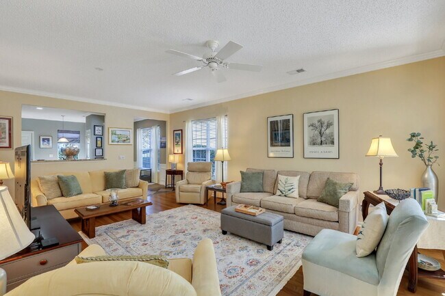 Building Photo - Charming 2-Bedroom, Plus Den Home with 2 F...