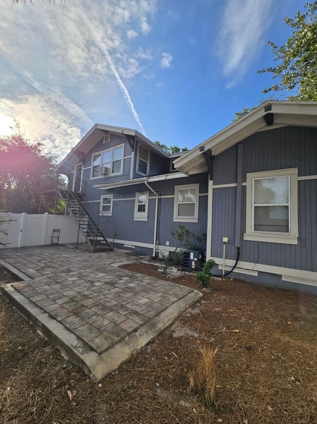 Building Photo - CHARMING 2 BEDROOM, 1 BATH HOME WITH SPACIOULS COURTYARD