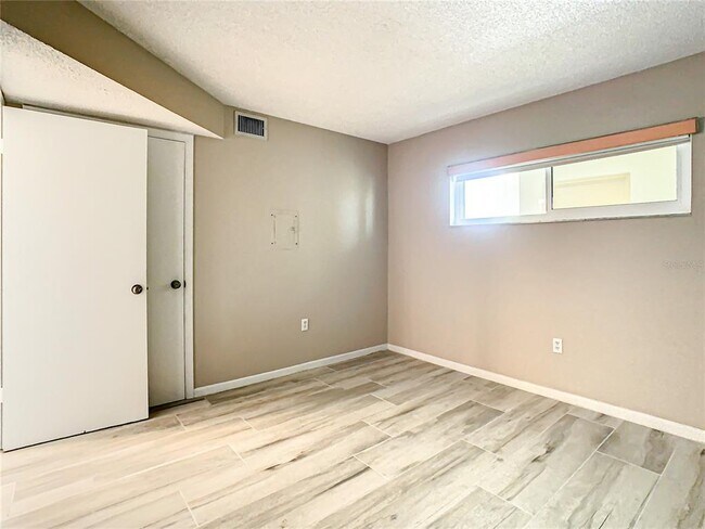 Building Photo - 4575 Cove Cir