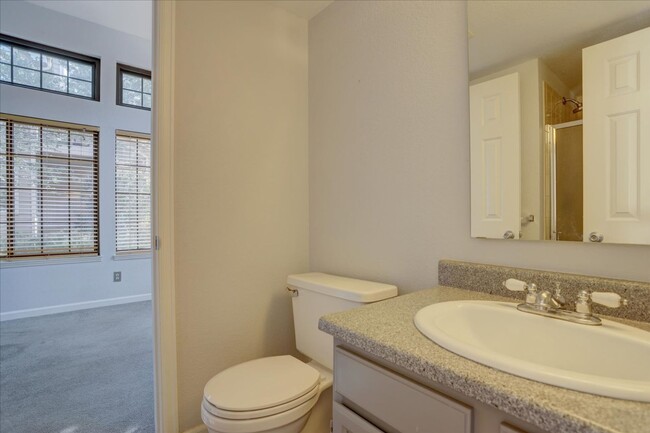 Building Photo - Updated 1st Floor End Unit 2bed/2bath in P...