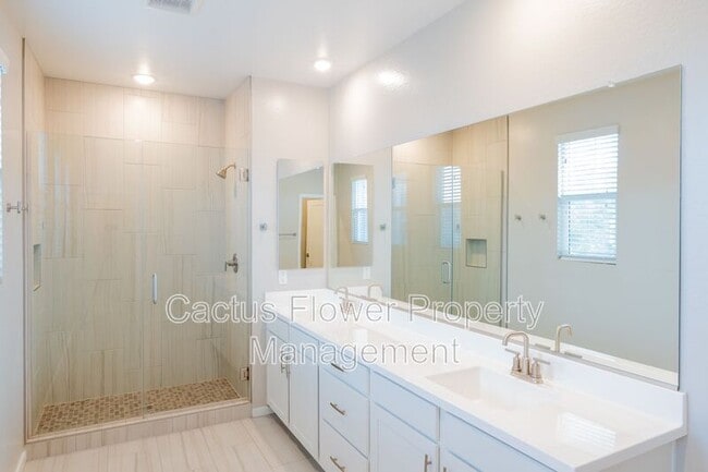 Building Photo - 2851 S Central Dr