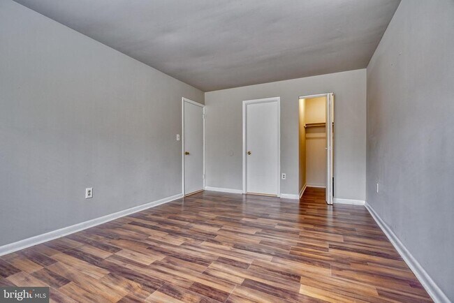 Building Photo - 140 Royal Oak Dr