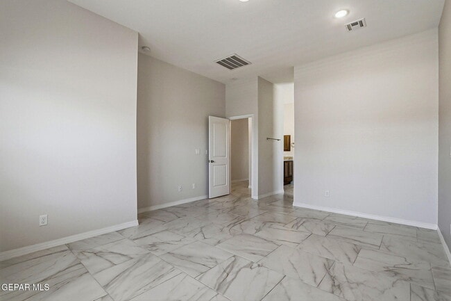 Building Photo - 941 Aqueduct Ave