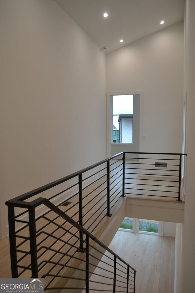 Building Photo - 370 2nd St