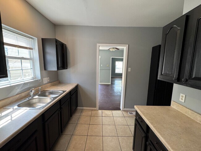 Building Photo - Near Eastside 3 Bedroom 2 Bath with Central air