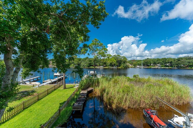 Building Photo - 200 White St
