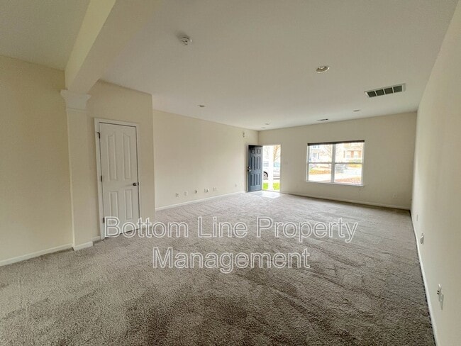 Building Photo - 702 Perth Dr