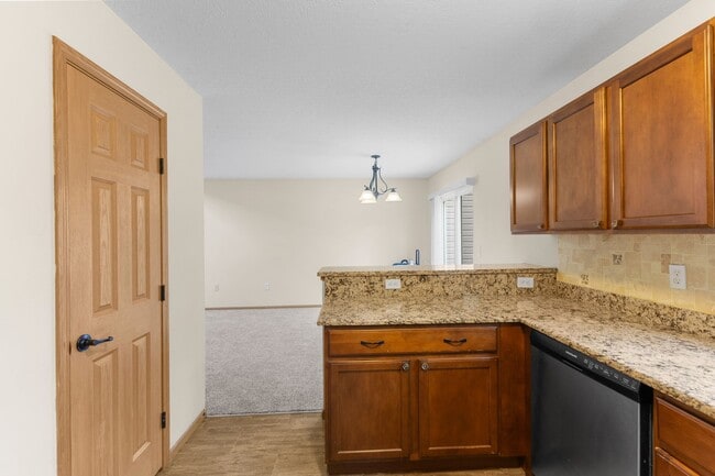 Building Photo - Modern 2-Bed Townhome with Vaulted Master & Private Deck – Prime Columbus Location!