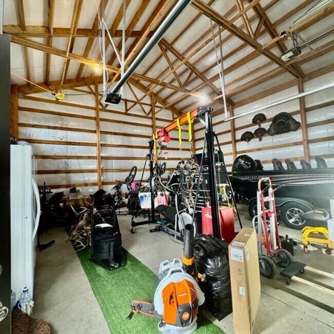 Building Photo - Beautiful 4 bedroom home