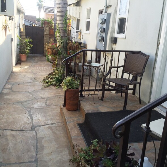 Off master into backyard - 1912 Jackson St