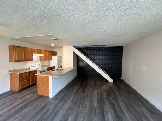 Building Photo - 2-bedroom condo near shopping & restaurants!