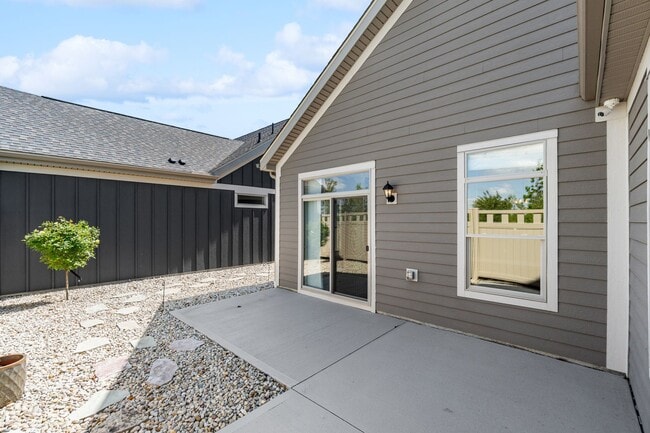 Building Photo - Luxury Maintenance-Free Former Model Home in Grove City – 2 Bed, 2 Bath Ranch